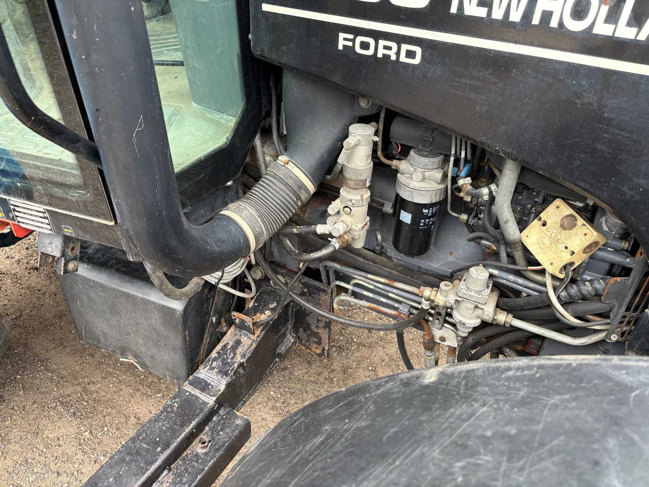 Farm tractor New Holland ts90: picture 21