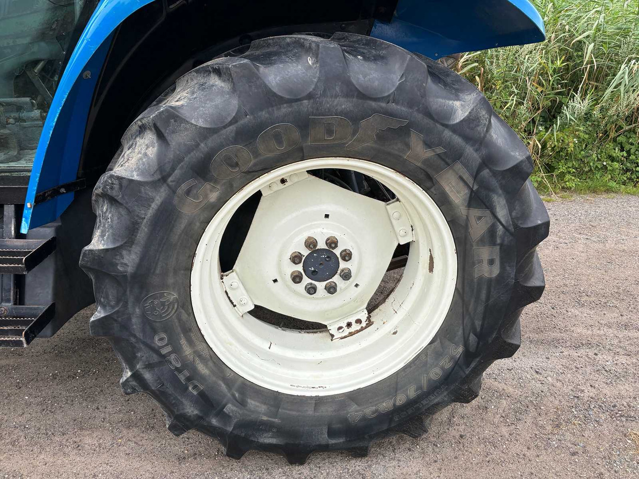 Farm tractor New Holland ts90: picture 24