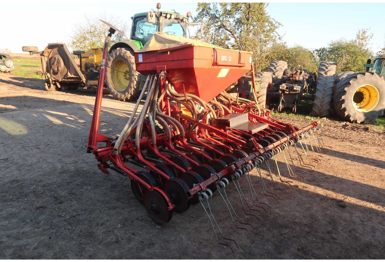 SPU 32 SPU 32 - Seeder - 2006 - 02B-DNL (163) - Precision sowing machine: picture 2 SPU 32 SPU 32 - Seeder - 2006 - 02B-DNL (163) - Precision sowing machine: picture 2