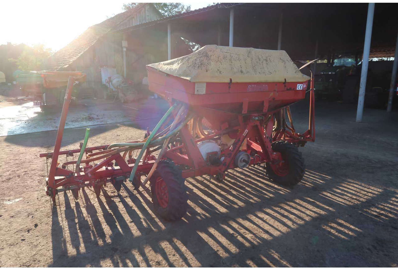 SPU 32 SPU 32 - Seeder - 2006 - 02B-DNL (163) - Precision sowing machine: picture 4 SPU 32 SPU 32 - Seeder - 2006 - 02B-DNL (163) - Precision sowing machine: picture 4