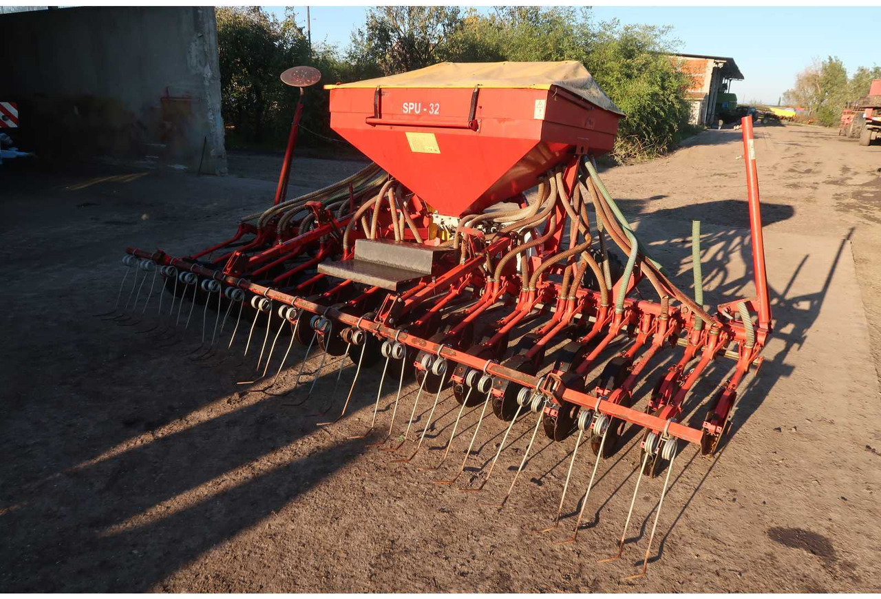 SPU 32 SPU 32 - Seeder - 2006 - 02B-DNL (163) - Precision sowing machine: picture 1 SPU 32 SPU 32 - Seeder - 2006 - 02B-DNL (163) - Precision sowing machine: picture 1