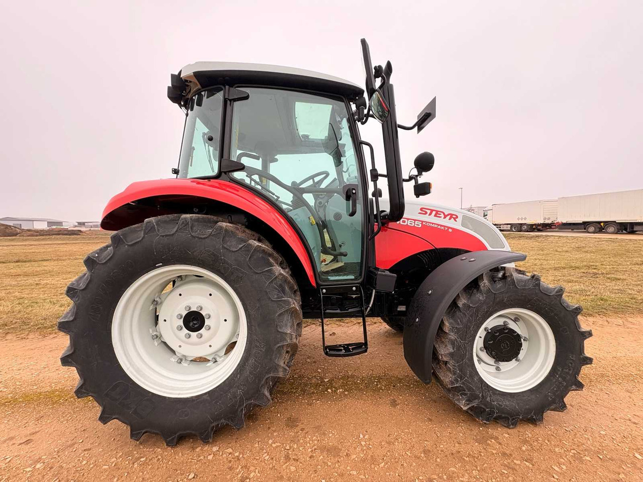 STEYR 4065 S - COMPACT ALL-WHEEL DRIVE TRACTOR (2022) - Farm tractor: picture 5 STEYR 4065 S - COMPACT ALL-WHEEL DRIVE TRACTOR (2022) - Farm tractor: picture 5