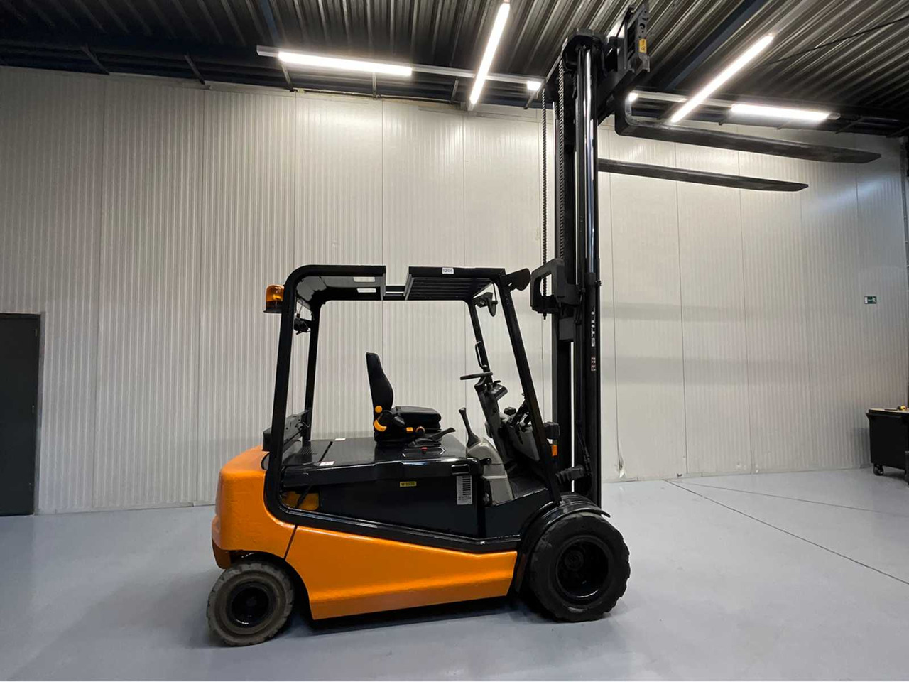 STILL R60-50 FORKLIFT 5000KG WITH FORK POSITIONER - BATTERY 2018 - FORKS 2400MM - Forklift: picture 4 STILL R60-50 FORKLIFT 5000KG WITH FORK POSITIONER - BATTERY 2018 - FORKS 2400MM - Forklift: picture 4