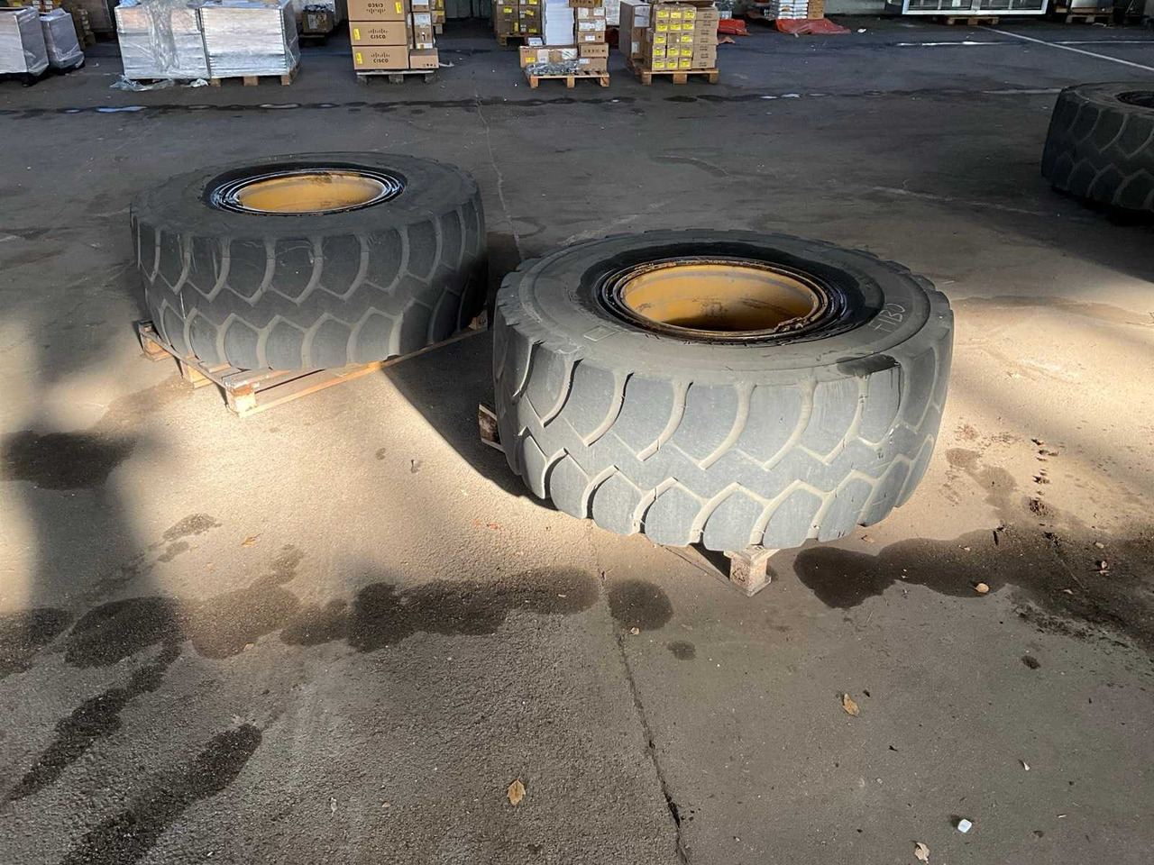 TYRES WITH RIMS (2X) - Wheel loader: picture 2 TYRES WITH RIMS (2X) - Wheel loader: picture 2