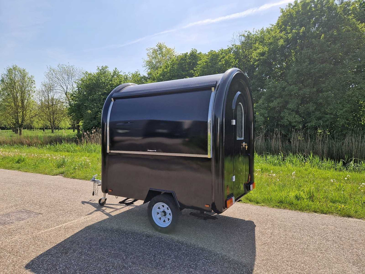 FOOD TRUCK BLACK WITH REFRIGERATED WORKBENCH AND EXTRACTOR HOOD - 2025 - Trailer: picture 2 FOOD TRUCK BLACK WITH REFRIGERATED WORKBENCH AND EXTRACTOR HOOD - 2025 - Trailer: picture 2