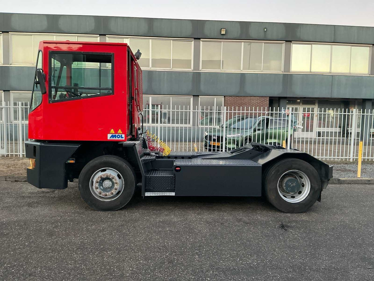 2005 MOL YT200/4X2 TERMINAL TRUCK - Truck: picture 3 2005 MOL YT200/4X2 TERMINAL TRUCK - Truck: picture 3