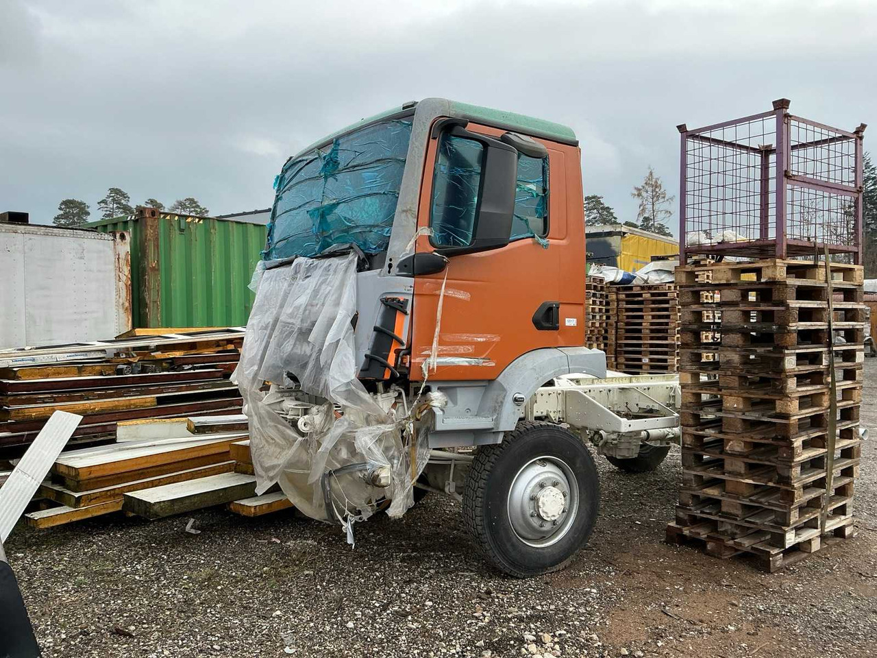 MAN TRUCK SPARE PARTS DISPENSER - Truck: picture 1 MAN TRUCK SPARE PARTS DISPENSER - Truck: picture 1