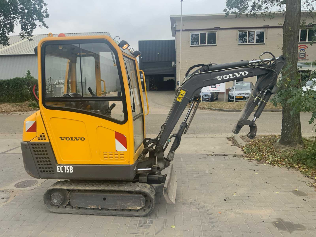Volvo 2005 VOLVO EC15B XR MINI EXCAVATOR WITH CW05 QUICK COUPLER AND 3 EXCAVATOR BUCKETS - Mini excavator: picture 3 Volvo 2005 VOLVO EC15B XR MINI EXCAVATOR WITH CW05 QUICK COUPLER AND 3 EXCAVATOR BUCKETS - Mini excavator: picture 3