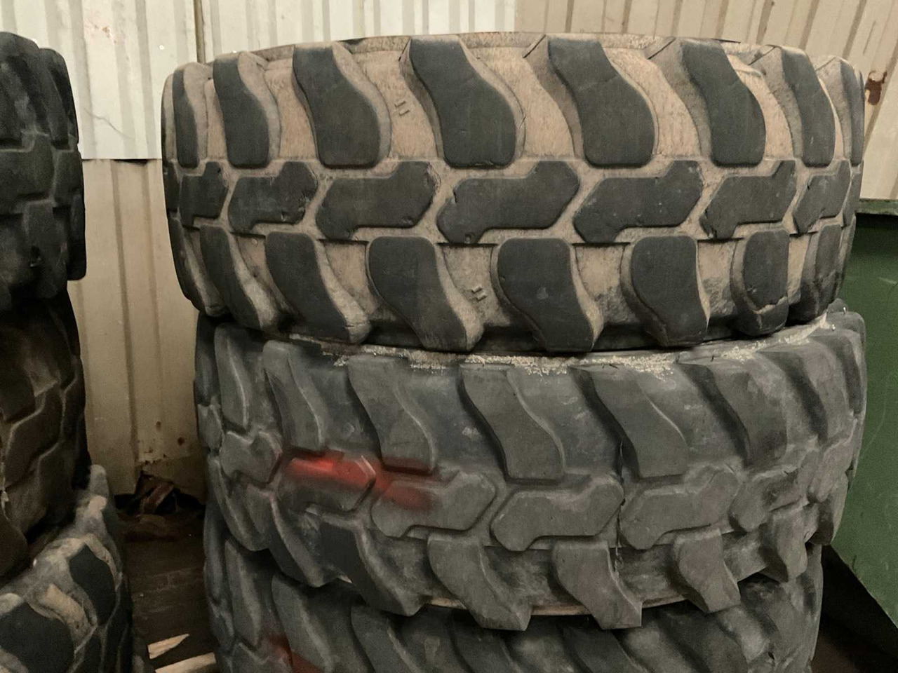 WHEELED EXCAVATOR TIRES (4X) - Wheel excavator: picture 5 WHEELED EXCAVATOR TIRES (4X) - Wheel excavator: picture 5