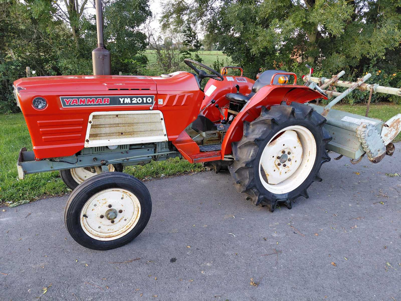 Yanmar YM2010 - Mini tractor: picture 1 Yanmar YM2010 - Mini tractor: picture 1