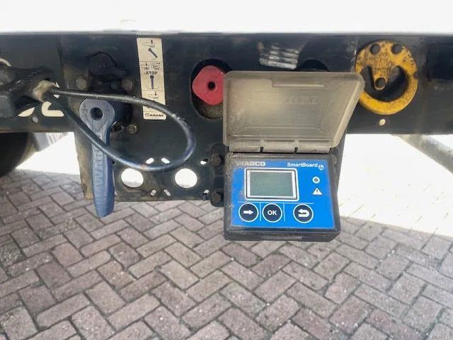 Krone SD THERMO KING Tail lift Lift axel - Refrigerator semi-trailer: picture 4 Krone SD THERMO KING Tail lift Lift axel - Refrigerator semi-trailer: picture 4