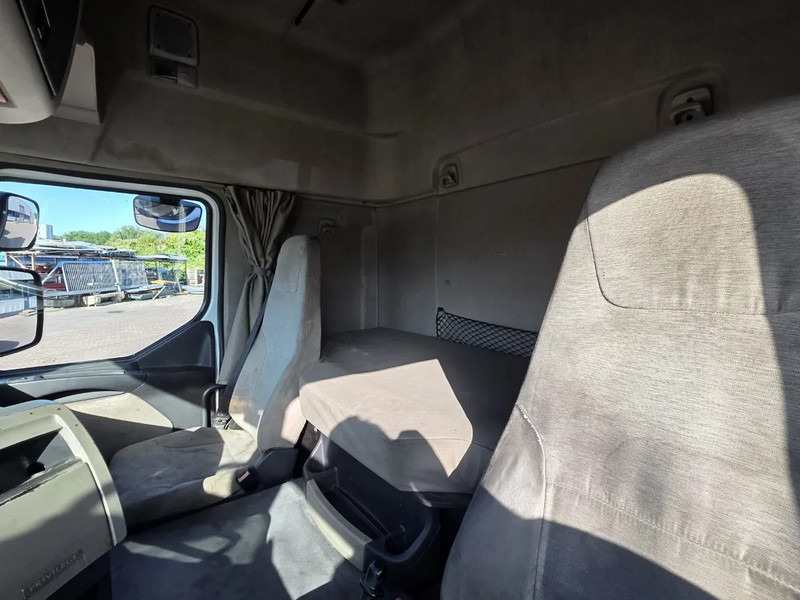 Tractor unit Renault Premium 450 Manual gearbox 2 Tanks Retarder: picture 16 Tractor unit Renault Premium 450 Manual gearbox 2 Tanks Retarder: picture 16