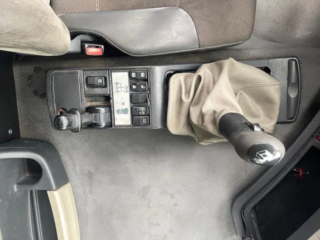 Tractor unit Renault Premium 450 Manual gearbox 2 Tanks Retarder: picture 13 Tractor unit Renault Premium 450 Manual gearbox 2 Tanks Retarder: picture 13