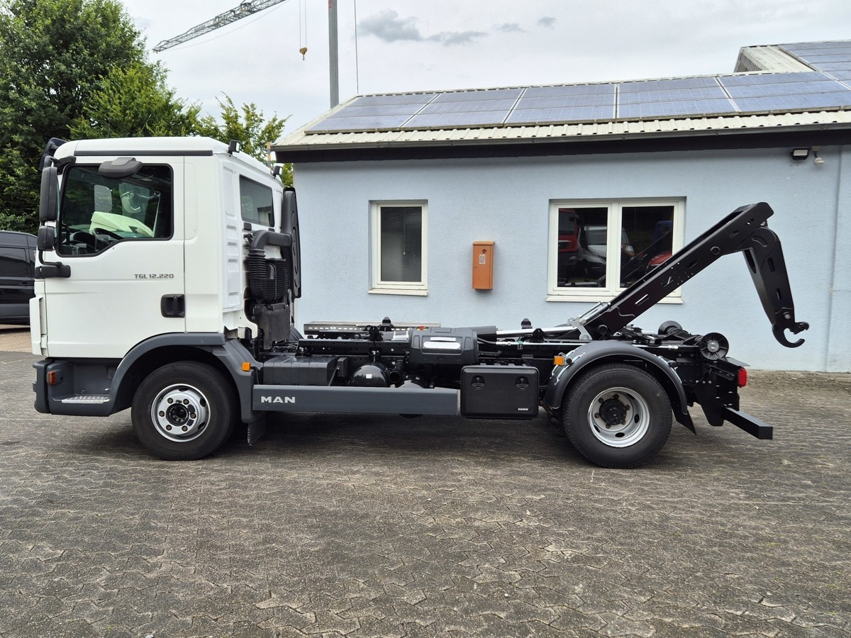 MAN TGL 12.220 BL City Abrollkipper  AHK Euro 6 - Hook lift truck: picture 4 MAN TGL 12.220 BL City Abrollkipper  AHK Euro 6 - Hook lift truck: picture 4