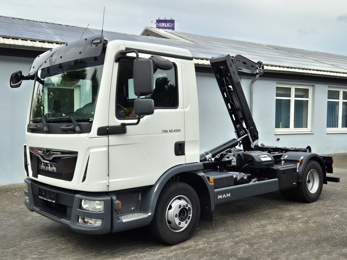 MAN TGL 12.220 BL City Abrollkipper AHK Euro 6 - Hook lift truck: picture 1 MAN TGL 12.220 BL City Abrollkipper AHK Euro 6 - Hook lift truck: picture 1