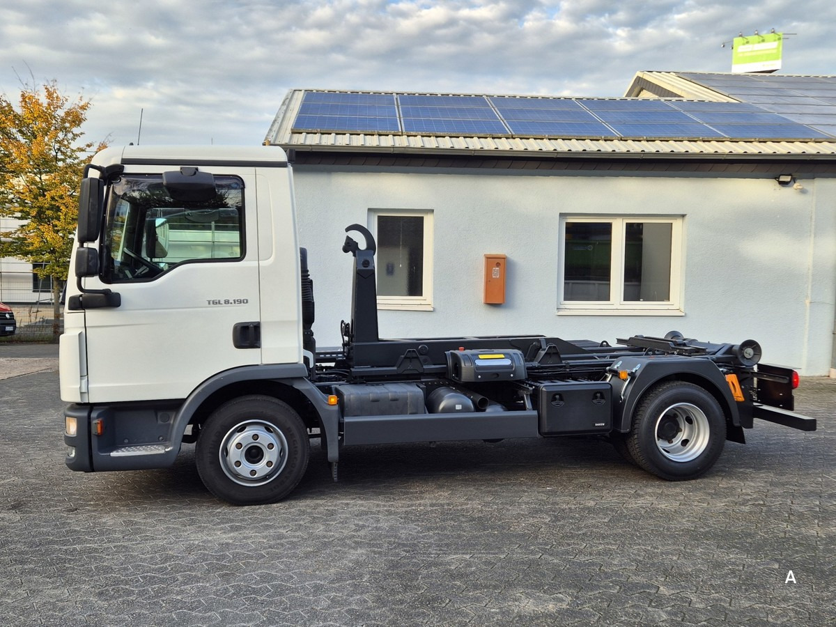MAN TGL 8.190 BL City Abrollkipper Aut., 2 x AHK sof - Hook lift truck: picture 3 MAN TGL 8.190 BL City Abrollkipper Aut., 2 x AHK sof - Hook lift truck: picture 3