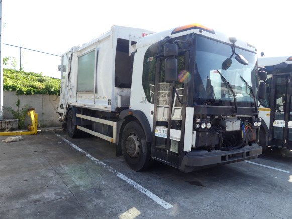 REF:1436 - Camion poubelle Renault Access (2013-162.300 km) - Garbage truck: picture 2 REF:1436 - Camion poubelle Renault Access (2013-162.300 km) - Garbage truck: picture 2