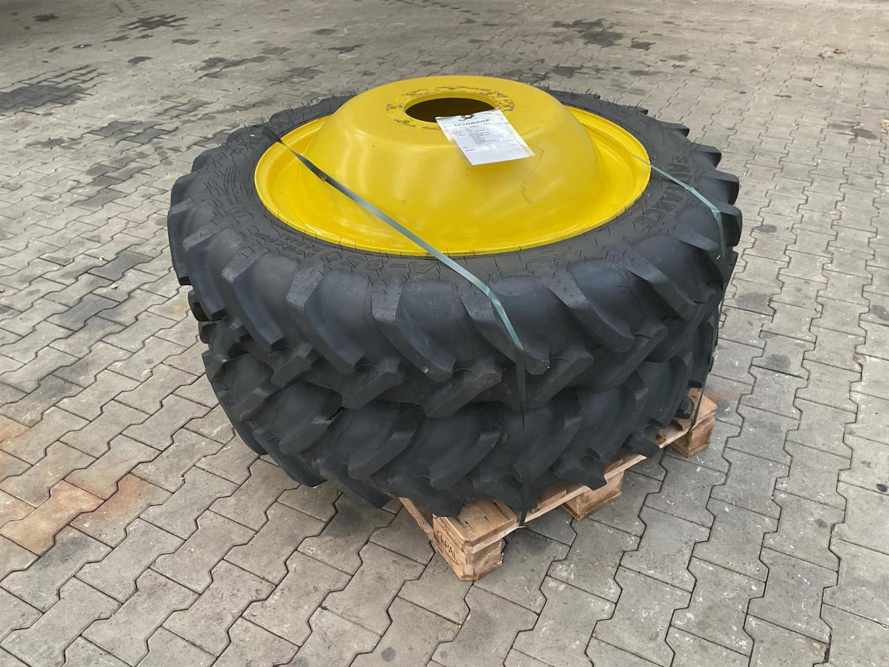 Alliance 270/95R36 - Tire for Agricultural machinery: picture 1 Alliance 270/95R36 - Tire for Agricultural machinery: picture 1