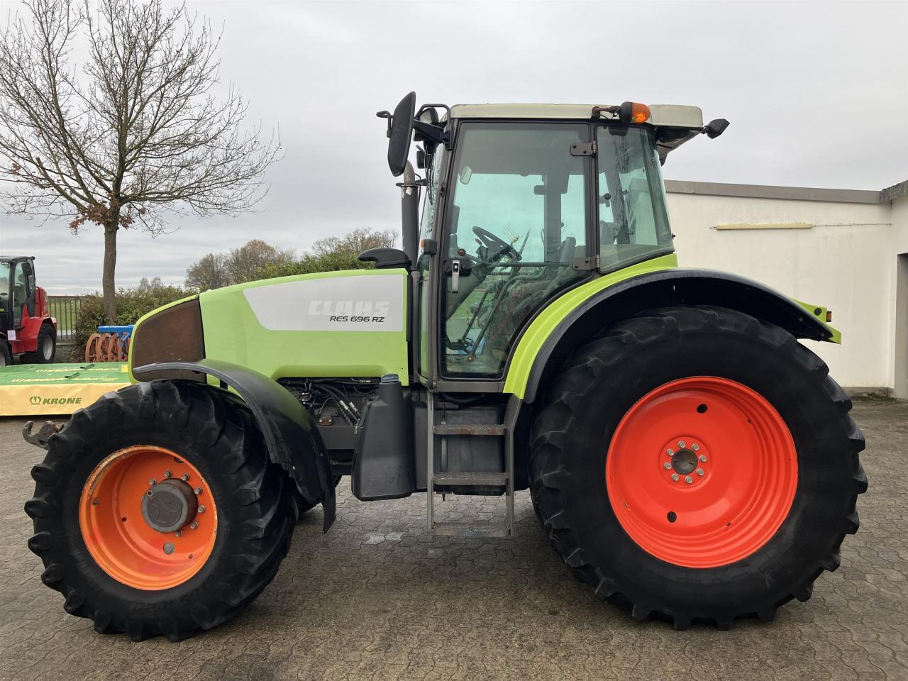CLAAS Ares 696 RZ - Farm tractor: picture 2 CLAAS Ares 696 RZ - Farm tractor: picture 2