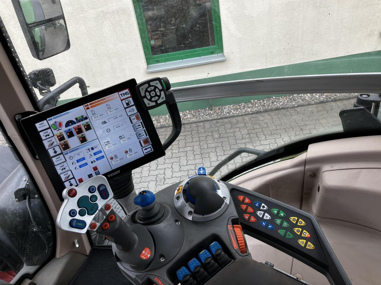 Farm tractor Fendt 828 Vario Profi Plus: picture 10