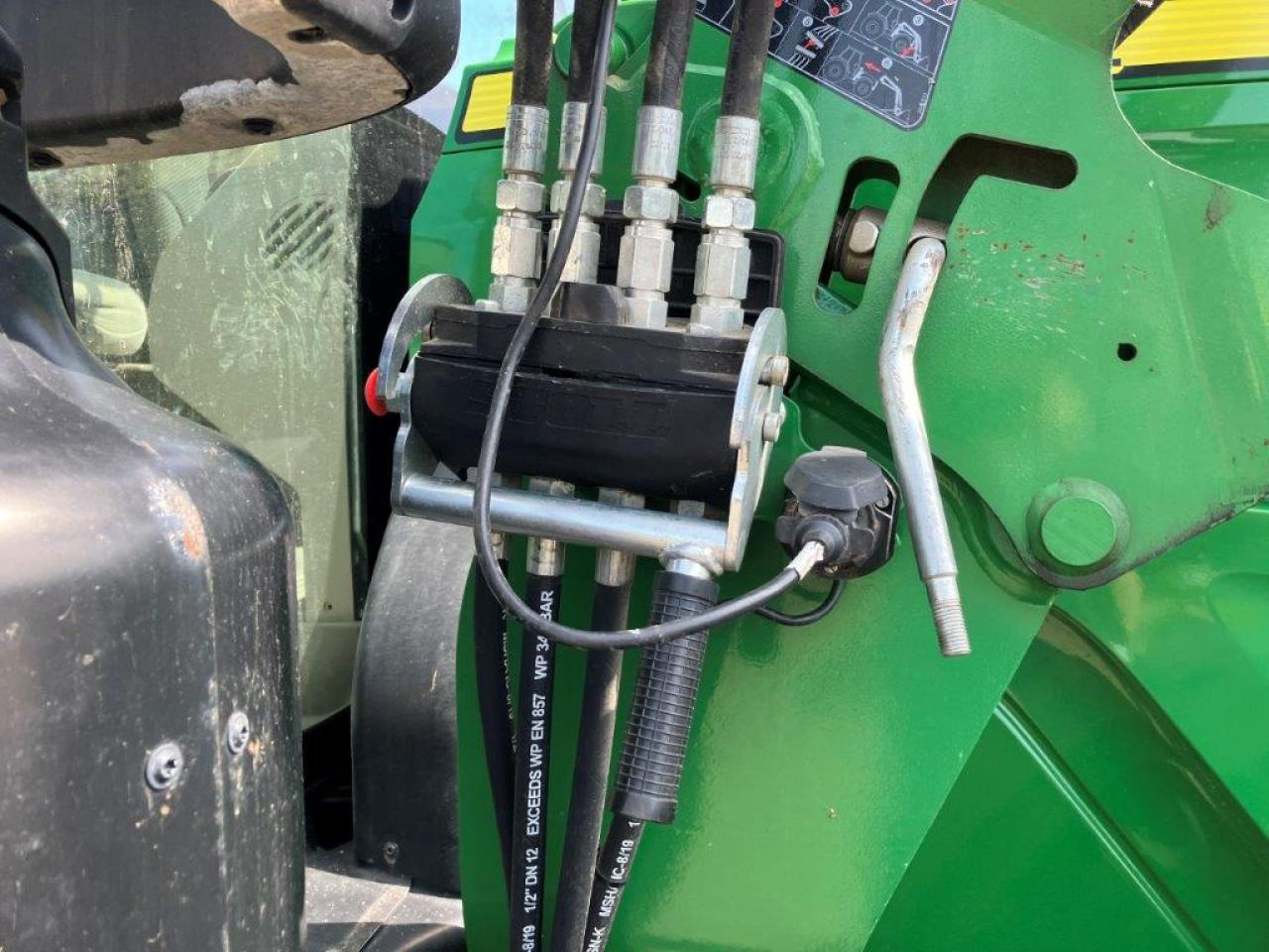 John Deere 6155R - Farm tractor: picture 5 John Deere 6155R - Farm tractor: picture 5