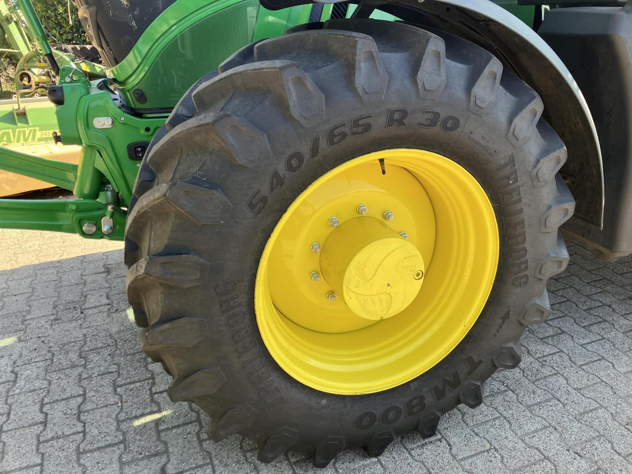 John Deere 6155R - Farm tractor: picture 5 John Deere 6155R - Farm tractor: picture 5