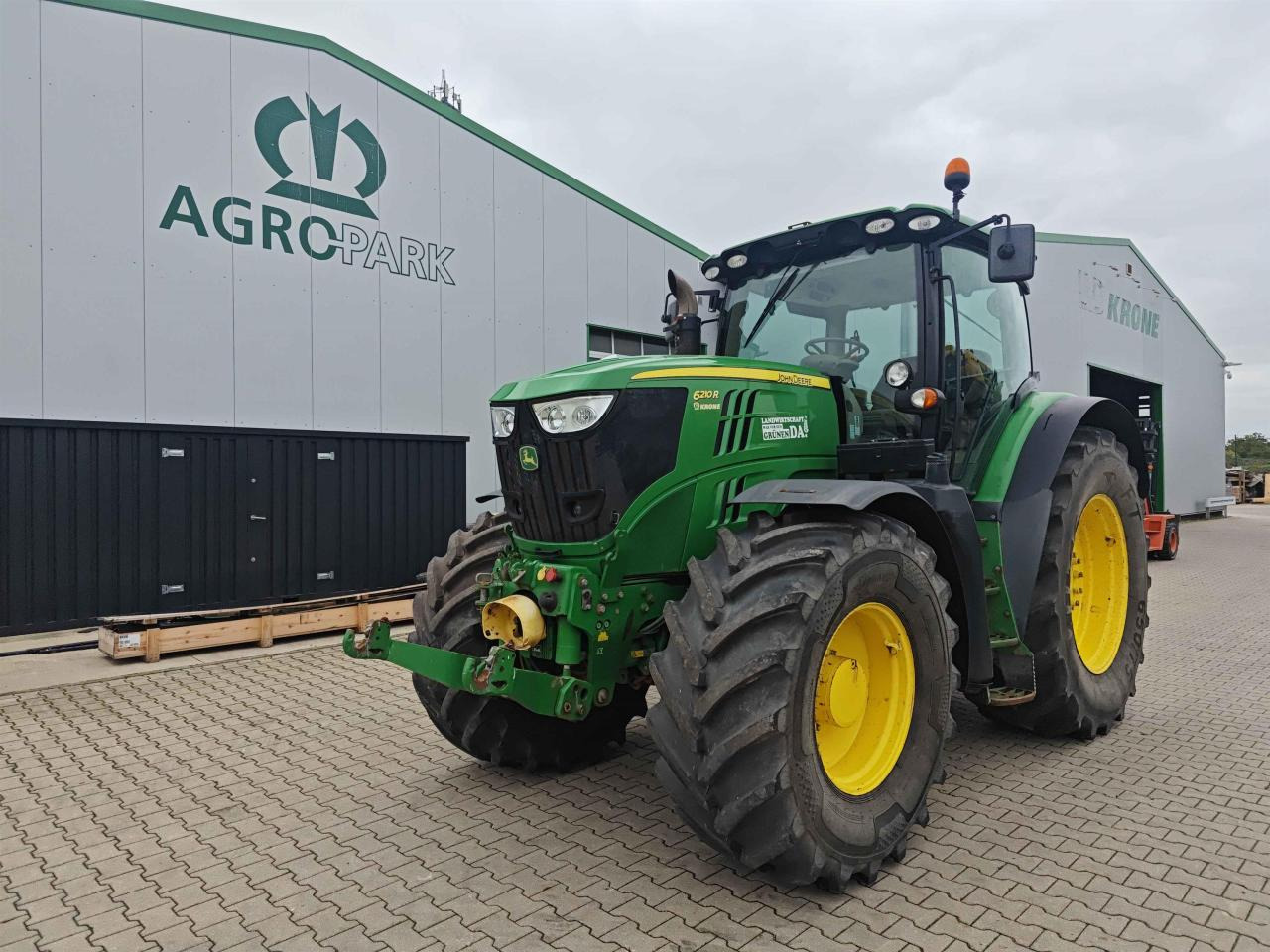 John Deere 6210R - Farm tractor: picture 1 John Deere 6210R - Farm tractor: picture 1