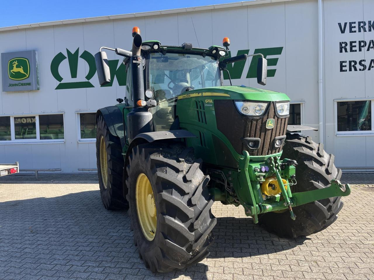 John Deere 6215R - Farm tractor: picture 1 John Deere 6215R - Farm tractor: picture 1