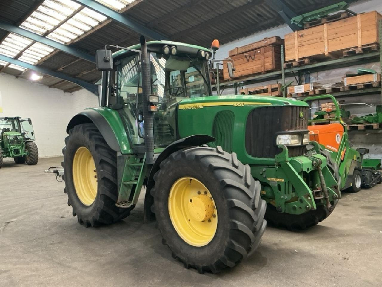 John Deere 6820 - Farm tractor: picture 1 John Deere 6820 - Farm tractor: picture 1