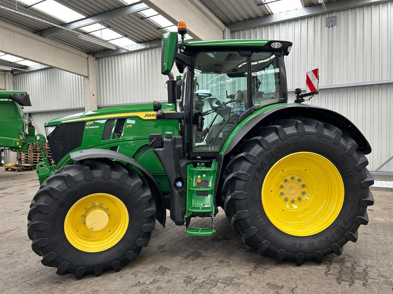 John Deere 6R 215 - Farm tractor: picture 4 John Deere 6R 215 - Farm tractor: picture 4
