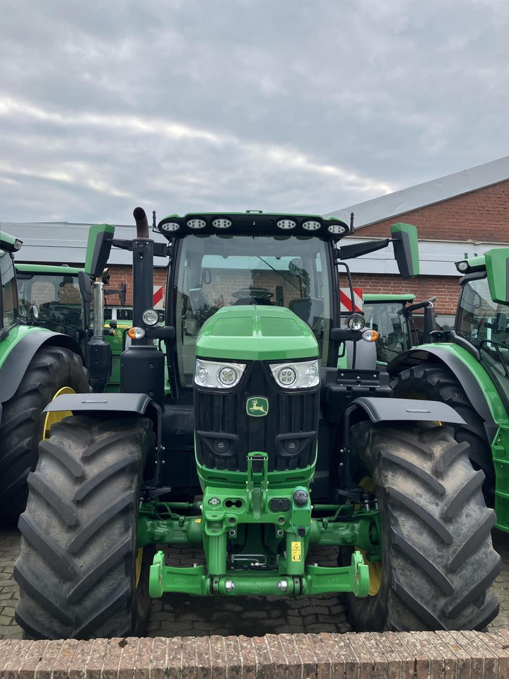 John Deere 6R 215 - Farm tractor: picture 3 John Deere 6R 215 - Farm tractor: picture 3