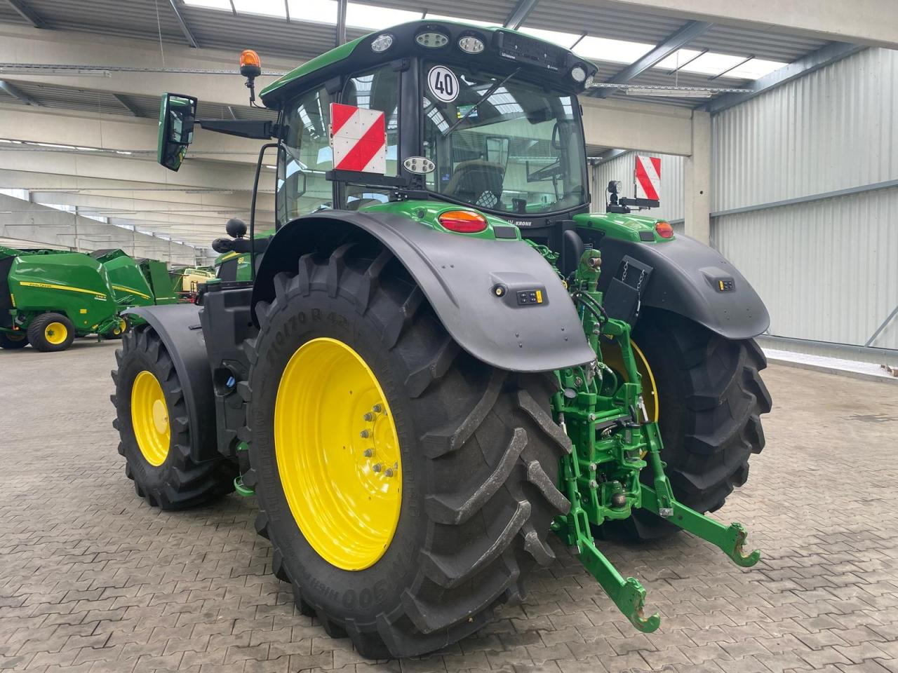 John Deere 6R 215 - Farm tractor: picture 4 John Deere 6R 215 - Farm tractor: picture 4