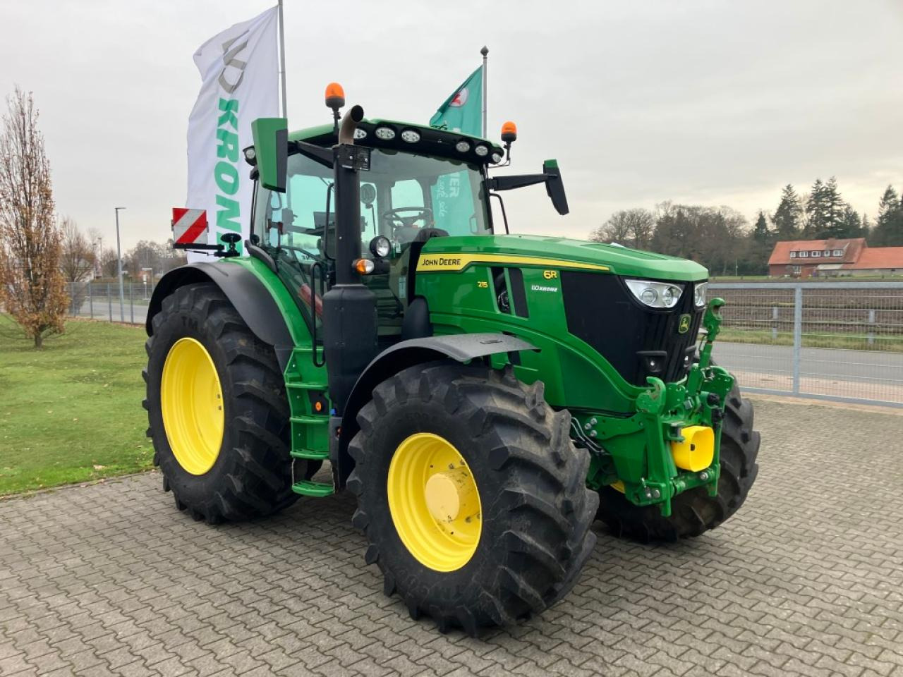 John Deere 6R 215 - Farm tractor: picture 2 John Deere 6R 215 - Farm tractor: picture 2