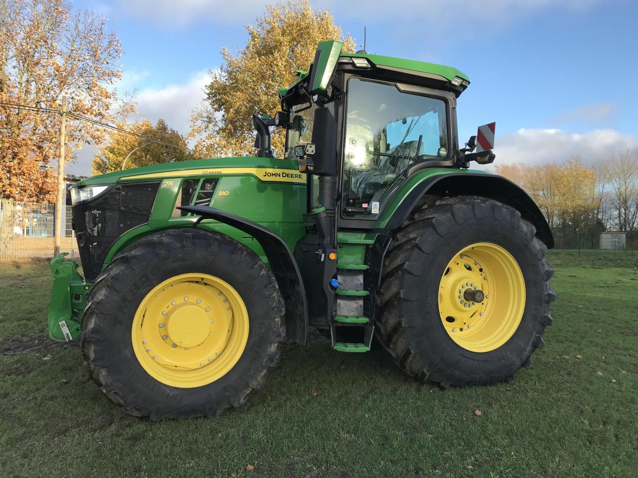 John Deere 7R 310 - Farm tractor: picture 1 John Deere 7R 310 - Farm tractor: picture 1