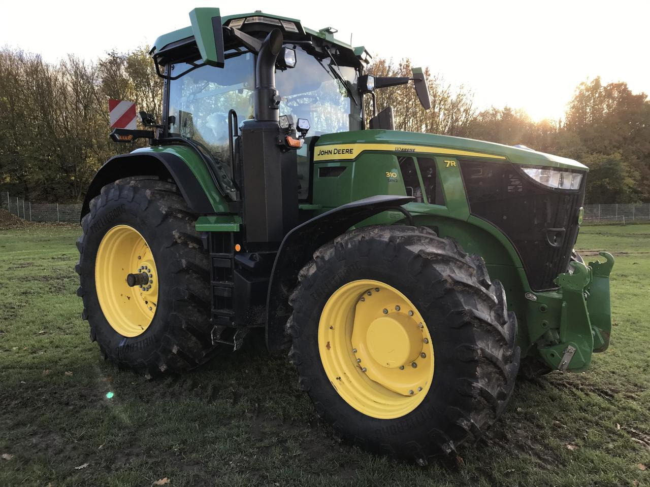 John Deere 7R 310 - Farm tractor: picture 2 John Deere 7R 310 - Farm tractor: picture 2