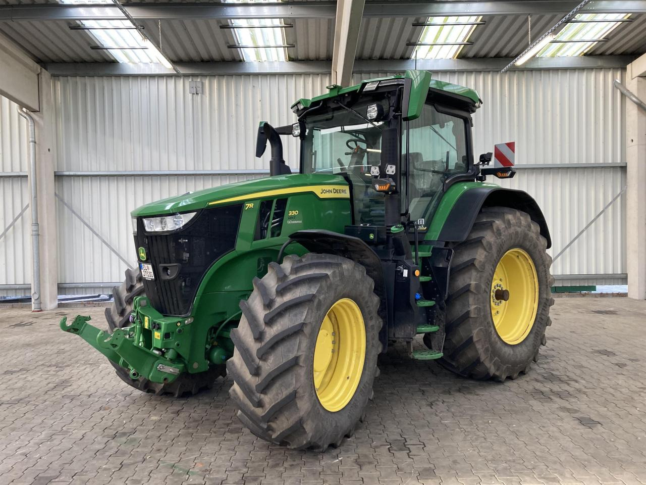 John Deere 7R 330 - Farm tractor: picture 1 John Deere 7R 330 - Farm tractor: picture 1