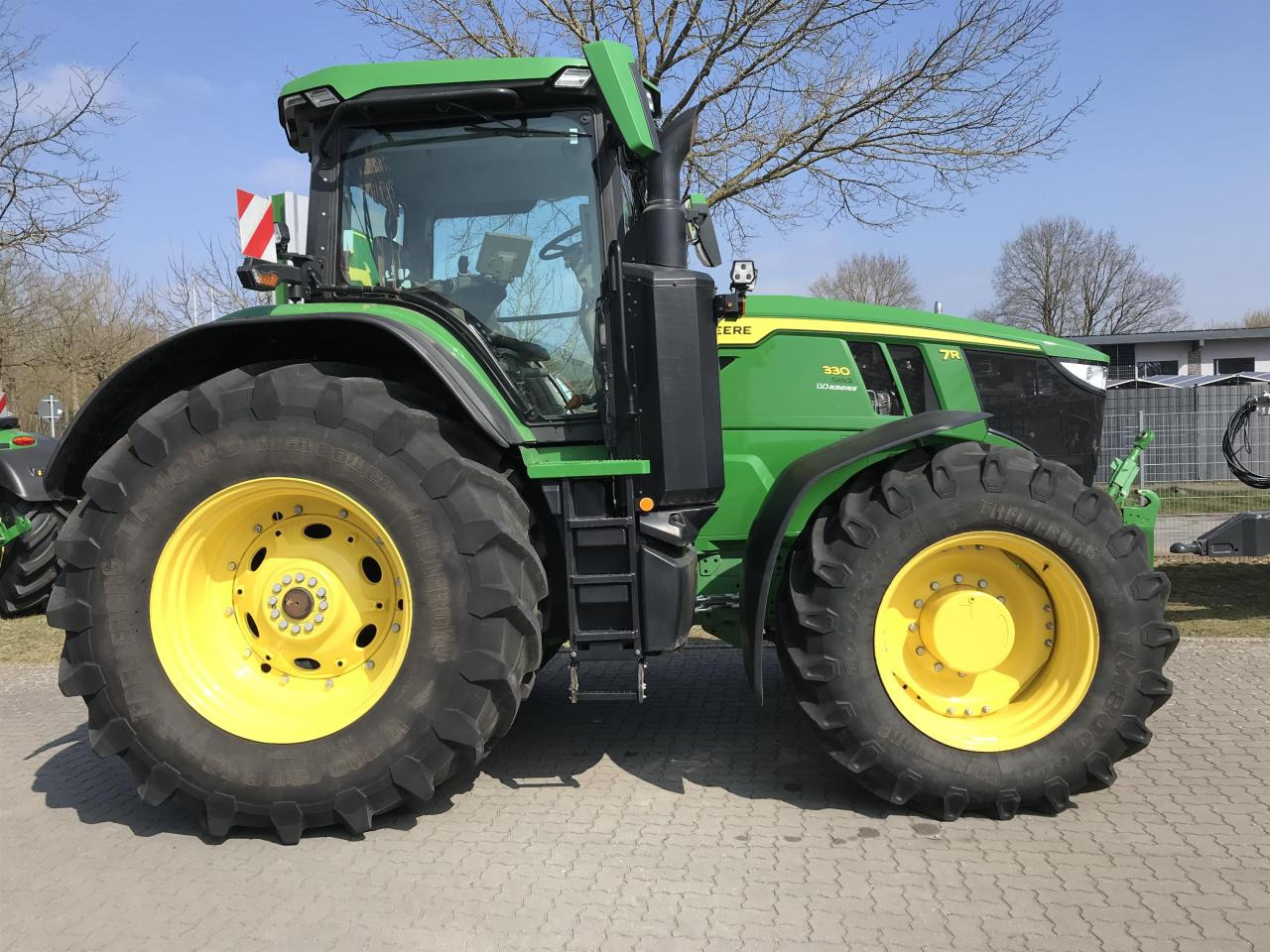 John Deere 7R 330 - Farm tractor: picture 2 John Deere 7R 330 - Farm tractor: picture 2