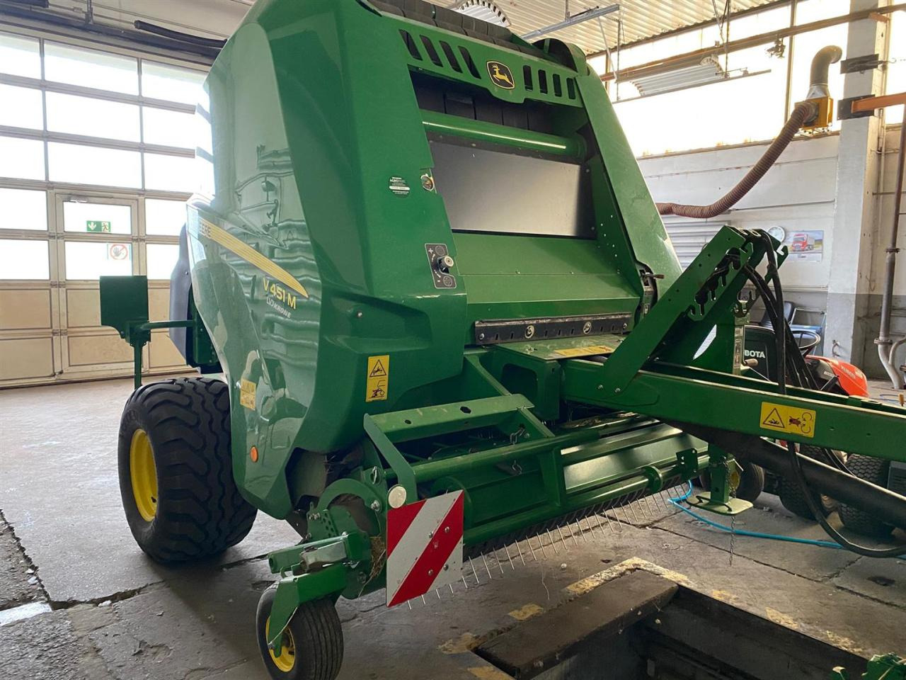 John Deere V451M MaxiCut 13 - Round baler: picture 2 John Deere V451M MaxiCut 13 - Round baler: picture 2