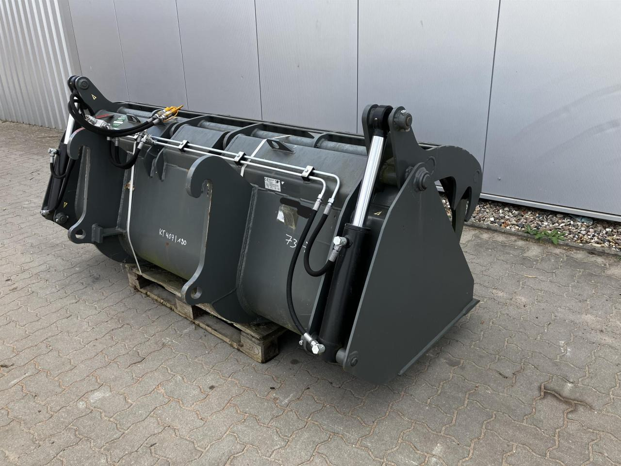 Kramer 2400 mm - Bucket: picture 4 Kramer 2400 mm - Bucket: picture 4