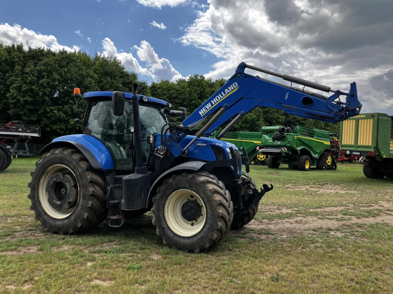 New Holland T7.270 - Farm tractor: picture 2 New Holland T7.270 - Farm tractor: picture 2