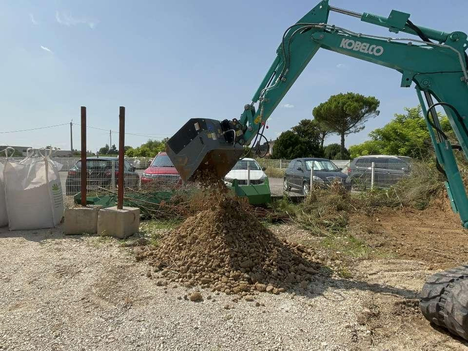 CM Crusher CDS 10 Screening Bucket - Bucket for Skid steer loader: picture 2 CM Crusher CDS 10 Screening Bucket - Bucket for Skid steer loader: picture 2