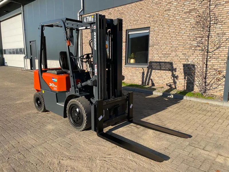 Doosan D30G Yanmar 3 ton Triplex Freelift Sideshift Diesel Heftruck 470 cm hefhoogte - Diesel forklift: picture 4 Doosan D30G Yanmar 3 ton Triplex Freelift Sideshift Diesel Heftruck 470 cm hefhoogte - Diesel forklift: picture 4