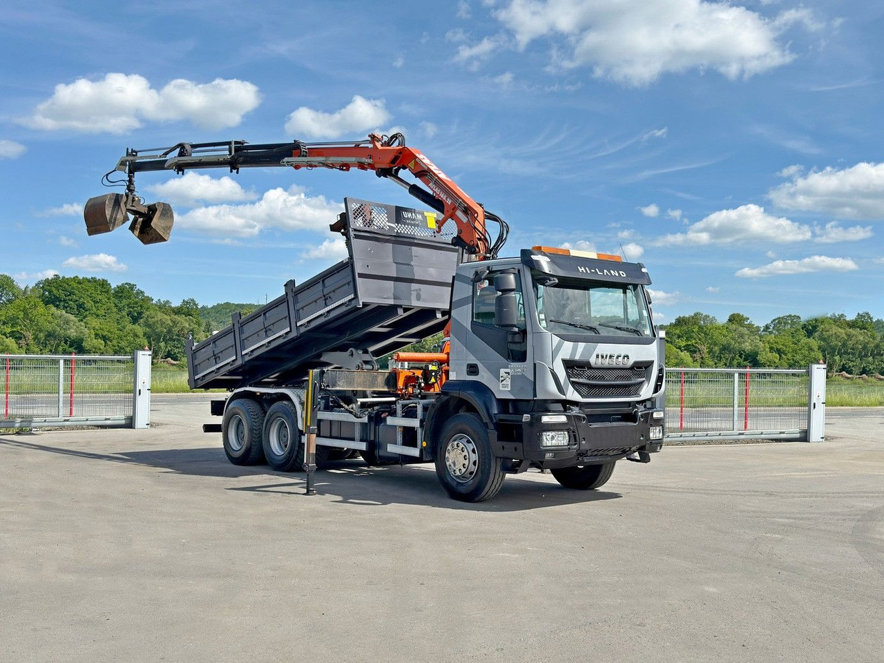 Iveco TRAKKER 410*Kipper 5,20m*ATLAS 165.2E * FUNK/6x4 Iveco TRAKKER 410*Kipper 5,20m*ATLAS 165.2E * FUNK/6x4 - Crane truck, Tipper: picture 2 Iveco TRAKKER 410*Kipper 5,20m*ATLAS 165.2E * FUNK/6x4 Iveco TRAKKER 410*Kipper 5,20m*ATLAS 165.2E * FUNK/6x4 - Crane truck, Tipper: picture 2