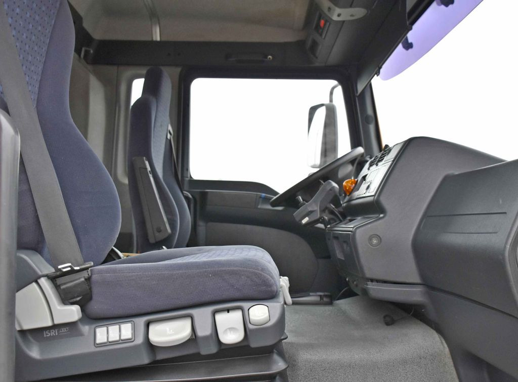 Interior photo 1: Crane truck, Tipper MAN TGA 18.360 * PK 10501 + FUNK *4x4 MAN TGA 18.360 * PK 10501 + FUNK *4x4 Interior photo 1: Crane truck, Tipper MAN TGA 18.360 * PK 10501 + FUNK *4x4 MAN TGA 18.360 * PK 10501 + FUNK *4x4