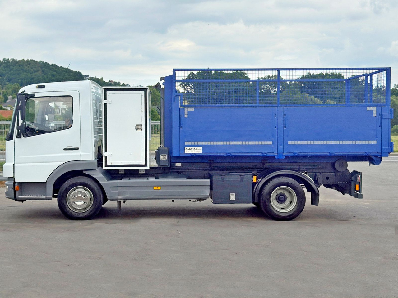 Mercedes-Benz 815 * Abrollkipper  + CONTAINER 3,68 m * TOP - Hook lift truck: picture 5 Mercedes-Benz 815 * Abrollkipper  + CONTAINER 3,68 m * TOP - Hook lift truck: picture 5