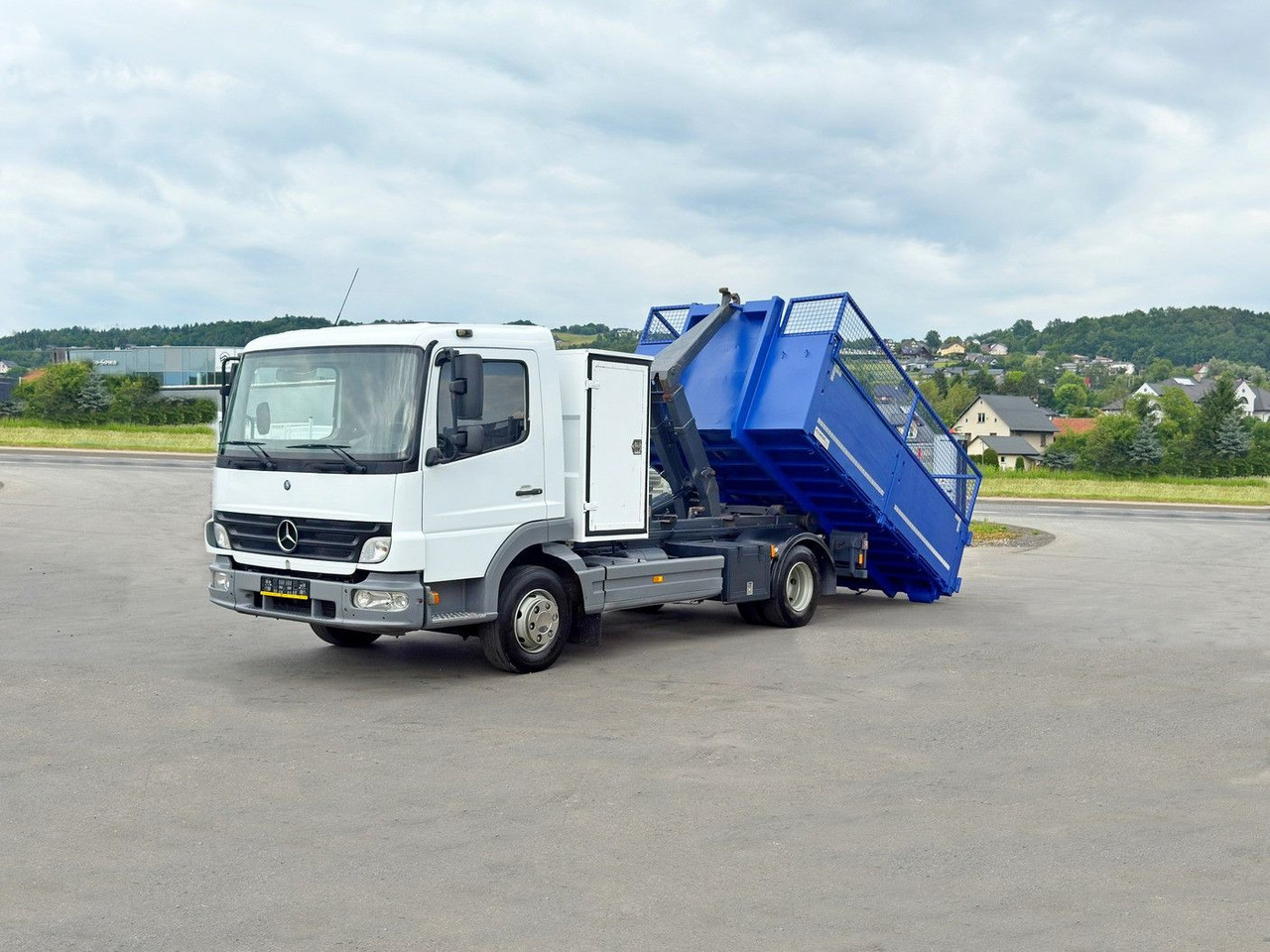 Mercedes-Benz 815 * Abrollkipper  + CONTAINER 3,68 m * TOP - Hook lift truck: picture 1 Mercedes-Benz 815 * Abrollkipper  + CONTAINER 3,68 m * TOP - Hook lift truck: picture 1