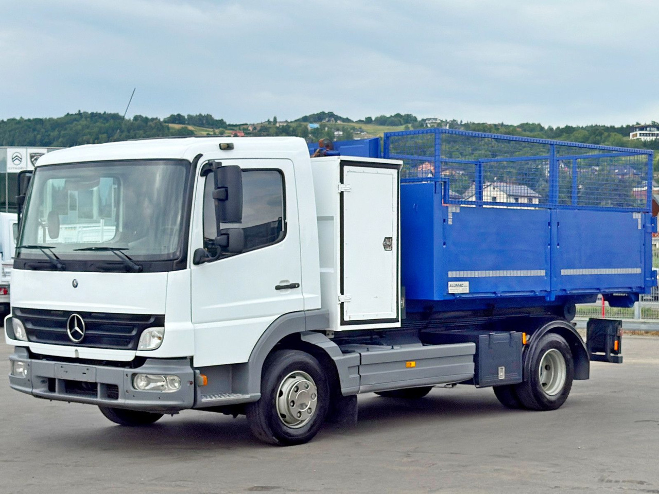Mercedes-Benz 815 * Abrollkipper  + CONTAINER 3,68 m * TOP - Hook lift truck: picture 3 Mercedes-Benz 815 * Abrollkipper  + CONTAINER 3,68 m * TOP - Hook lift truck: picture 3