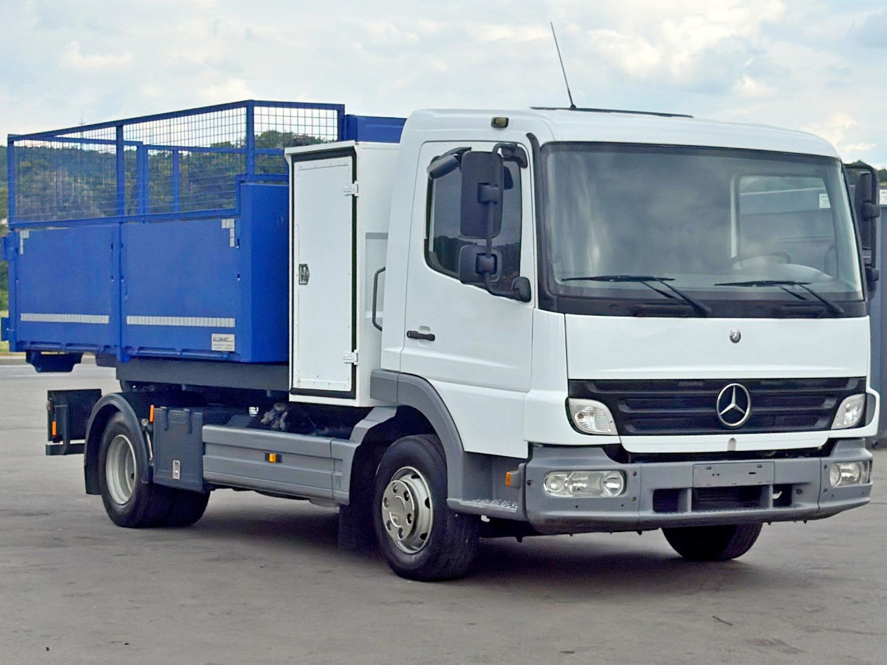 Mercedes-Benz 815 * Abrollkipper  + CONTAINER 3,68 m * TOP - Hook lift truck: picture 4 Mercedes-Benz 815 * Abrollkipper  + CONTAINER 3,68 m * TOP - Hook lift truck: picture 4
