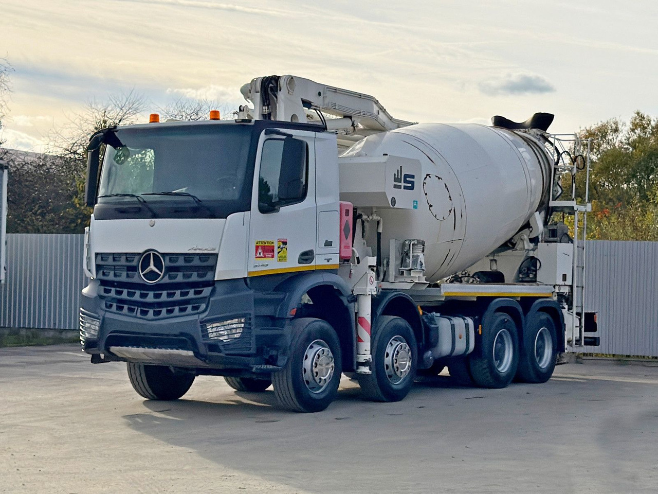 Mercedes-Benz AROCS 3743 * Betonpumpe + FUNK * 8x4 * TOP - Concrete pump truck: picture 2 Mercedes-Benz AROCS 3743 * Betonpumpe + FUNK * 8x4 * TOP - Concrete pump truck: picture 2