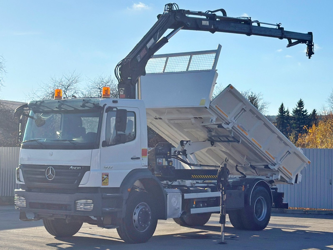 Mercedes-Benz AXOR 1833 * HIAB 144 B - 3 HIDUO + FUNK * TOP - Tipper, Crane truck: picture 3 Mercedes-Benz AXOR 1833 * HIAB 144 B - 3 HIDUO + FUNK * TOP - Tipper, Crane truck: picture 3